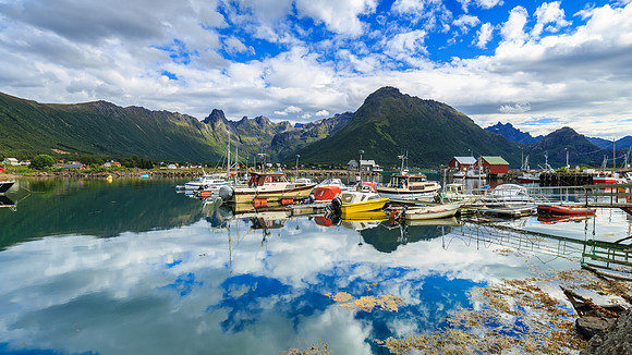 Hennes Harbor